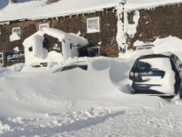 İngiltere'de kar fırtınası nedeniyle 61 kişi, üç gündür bir pubda mahsur!