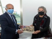 Yazar Emirzade, Gönyeli Belediye Başkanı Benli’ye Son Yayımladığı Kitaplarını Takdim Etti