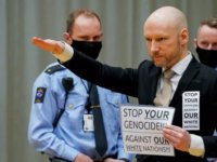 77 kişiyi öldüren ırkçı Breivik'ten mahkemede Nazi selamı