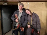 Ukraynalı çift evliliklerinin ilk gününü işgale karşı hazırlanarak geçirdi
