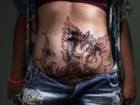 Dövme sanatçısı, kadınların şiddet ya da kaza sonucu oluşan izlerini ücretsiz kapatıyor