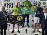 Cumhurbaşkanı Tatar Nisan Şakası Triatlon yarışlarında başarılı olanlara ödüllerini verdi