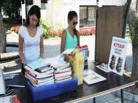 Girne Belediyesi önünde kitap toplanıyor
