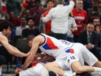 Anadolu Efes, son saniye basketiyle Euroleague finalinde!
