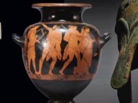 5 milyon dolarlık antik Yunan eserlerini kırdı.