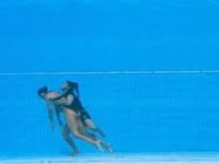 Su altında bayılan ABD'li yüzücüyü koçu kurtardı