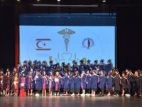 Yakın Doğu Üniversitesi Sağlık Hizmetleri Meslek Yüksekokulu mezunları, düzenlenen törenle diplomalarını aldı
