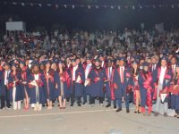 Yakın Doğu Üniversitesi Tıp Fakültesi’nden mezun olan genç doktorlar, diplomalarını törenle alarak kep attı