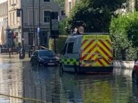 Londra’da su borusu patladı, sokaklar göle döndü