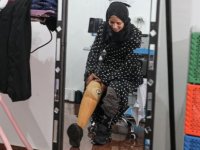 İsrail'in Gazze saldırılarında bacağını kaybeden Filistinli kadın hayat mücadelesini sürdürüyor