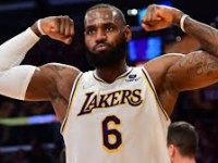 Lebron James, 2 yıl daha Lakers’ta: Hedefi oğlu ile aynı takımda oynamak