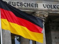 Almanya’da Üşüyen Milletvekillerine Battaniye Teklifi