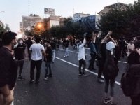 İran'da gözaltına alınan kadının ölmesi üzerine başlayan gösteriler sürüyor