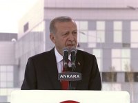 Erdoğan: Sırf daha iyi arabaya binmek, yeni telefon almak gibi süfli heveslerle başka ülkelerin kapısına varanlara acıyarak bakıyoruz