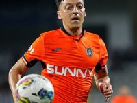 Mesut Özil sırtındaki ağrı nedeniyle uzun süre sahalardan uzak kalacak