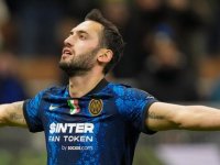 Hakan Çalhanoğlu, Inter-Barcelona maçındaki performansıyla "en değerli oyuncu" seçildi