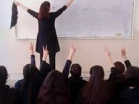 İran’da protestolar liselere sıçradı, genç kızlar başörtülerini çıkarıyor