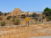 Anıt mezar kaderine terk edildi