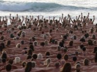 Avustralya’da yüzlerce çıplak, kanser farkındalığı için plajda buluştu
