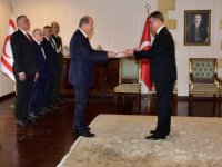 TC Lefkoşa Büyükelçisi Feyzioğlu, Cumhurbaşkanı Tatar’a Güven Mektubunu sundu