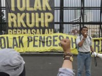 Endonezya evlilik dışı cinsel ilişkiyi yasaklıyor
