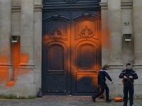 İklim aktivistlerinden Paris’te boyalı eylem