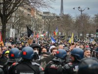 Paris'te sarı yelekliler hükümetin emeklilik reformuna karşı gösteri düzenledi