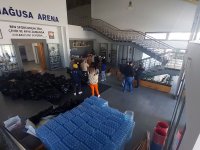 Gazimağusa Belediyesi, Mağusa Arena'da afetzedeler için yardım malzemesi topluyor.