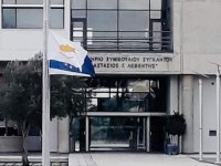 Lefkoşa'nın güneyinde bulunan  Kıbrıs Üniversitesi  bayraklarını yarıya indirdi