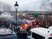 Fransa'da hükümet Meclis'i devre dışı bırakarak emeklilik yasasını geçirdi, halk sokakta