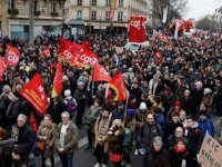 Fransa’da emeklilik reformu karşıtları, Cumhuriyetçilerin kapısına dayandı