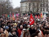 Paris’te grevdeki çalışanlar belediyenin önüne fare ölüleri yığdı