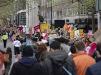 İngiltere’de binlerce öğretmen Başbakanlığa yürüdü