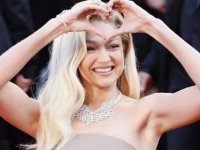 Dünyaca ünlü model Gigi Hadid de kalp işareti yaptı