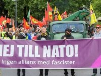 İsveç’te PKK ve terörist elebaşı paçavralarıyla Türkiye’yi protesto ettiler