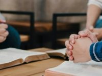 Kutsal kitap yasaklandı: Öğrenciler için zararlı bulundu