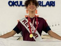 Yakın Doğu Koleji öğrencisi Barkan Can Aykut, yüzmede Türkiye birincisi oldu