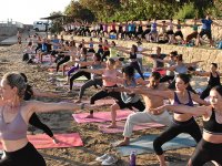 Kervansaray Halk Plajı’nda Yoga Etkinliği Düzenlendi
