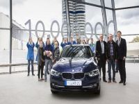 On milyonuncu BMW 3 Serisi Sedan Münih'te yer alan BMW Welt'te teslim edildi