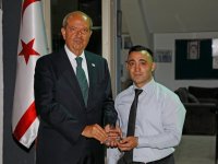 Ömer Çavuşoğlu’nun ödülünü Ersin Tatar verdi