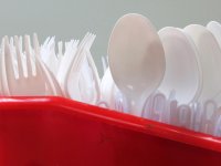 İngiltere'de tek kullanımlık plastik çatal, bıçak, tabak ve tepsi yasağı başlıyor