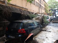Zeytinburnu'nda istinat duvarı araçların üzerinde çöktü