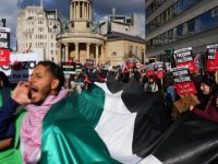 İngiltere’nin başkenti Londra’da büyük bir Filistinlilere destek yürüyüşü yapıldı