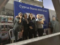 Larnaka'da Yüzlerce kişi İsrail yanlısı mitingde şiddete son verilmesi çağrısında bulundu