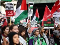 Londra'da binlerce kişi Gazze'deki saldırıları protesto için toplandı