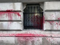 İngiltere'de Dışişleri Bakanlığı binasına kırmızı boyalı protesto