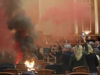 Arnavutluk: Muhalif milletvekilleri bütçe görüşmelerinde yangın çıkardı