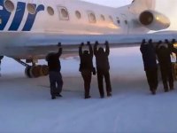 Rus yolcu uçağı yanlışlıkla donmuş nehre indi