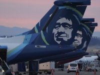 ABD'de Alaska Havayolları'na ait Boeing 737-9 tipi uçağın penceresi havada patladı