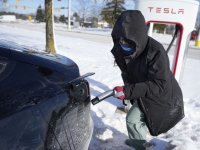 ABD'de elektrikli araçlar dondurucu soğuklarla birlikte yollarda kaldı